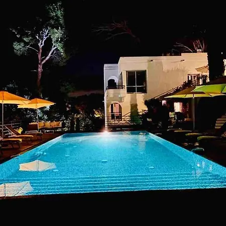 Beautiful 5 Bedroom With Direct Sea View *