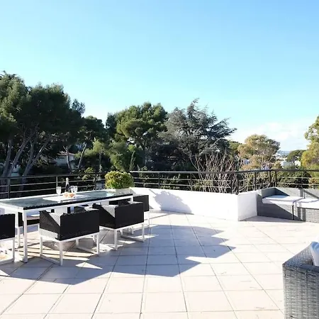 Beautiful 5 Bedroom With Direct Sea View