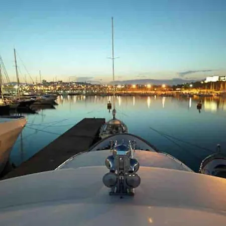 Beautiful 5 Bedroom With Direct Sea View Villa *