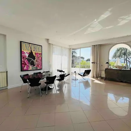 Beautiful 5 Bedroom With Direct Sea View Villa