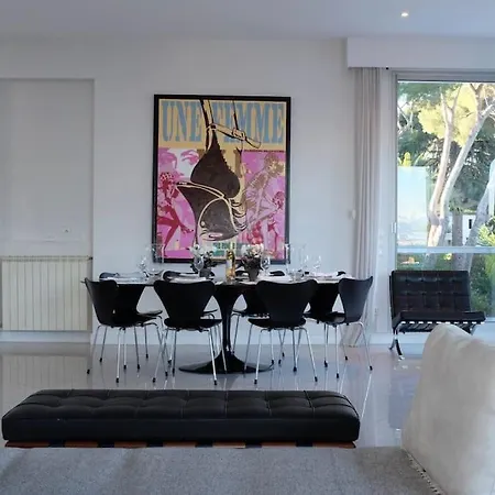 Beautiful 5 Bedroom With Direct Sea View *